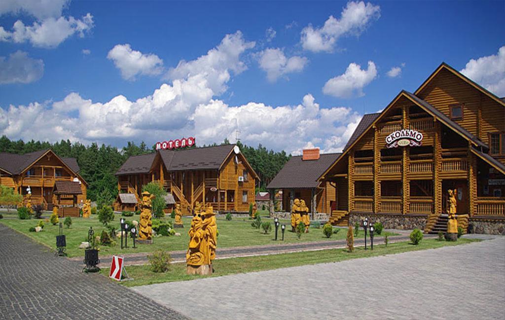 Hotel And Restaurant Complex Skolmo Klevanʼ Exterior foto